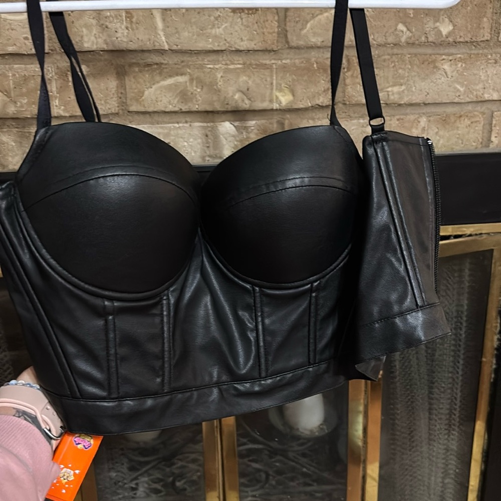 Very, very cute leather top brawl built-in